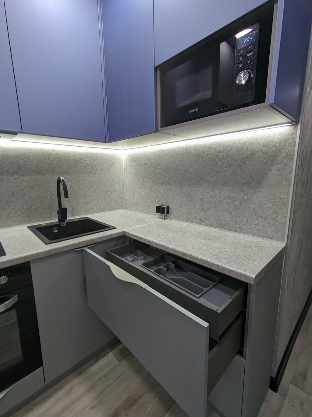 Кухня с барной стойкой