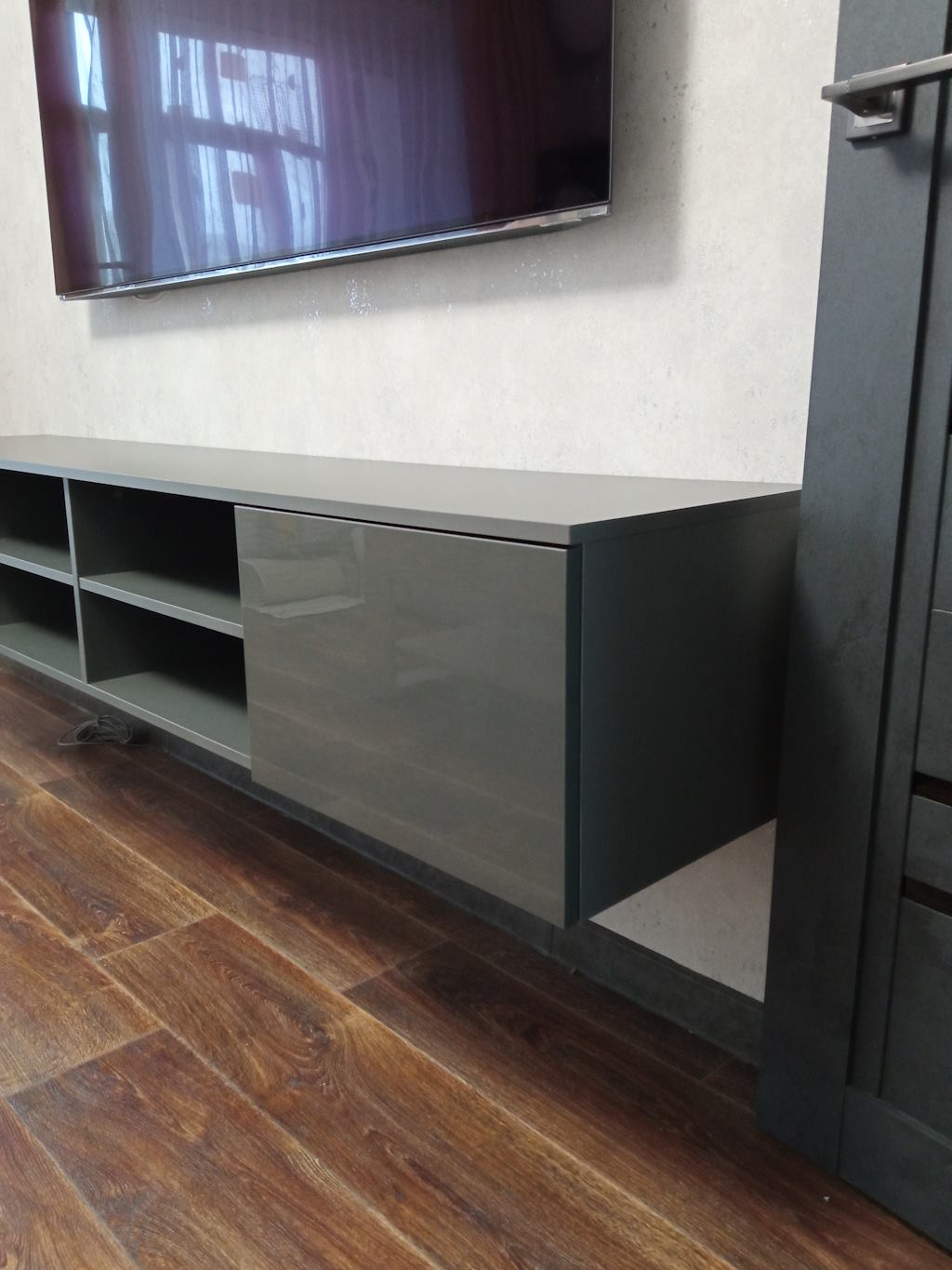 Стенка в гостиной на заказ